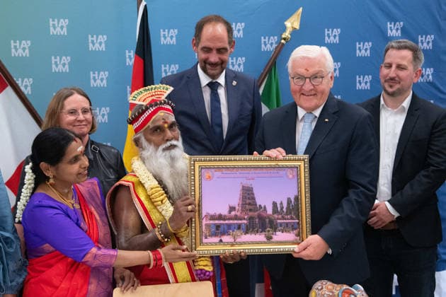 Priester Siva Sri Arumugam Paskarakurukkal (oft Priester Paskaran genannt) und Ehefrau Mathivani ueberreichen Bundespraesident Frank-Walter STEINMEIER, Ein Bild des Tempels, Hinduistisches Tempelfest in Hamm, Sri Kamadchi Ampal Tempels in Hamm-Uentrop, 26.07.2026 *** Priest Siva Sri Arumugam Paskarakurukkal—often called Priest Paskaran—and his wife Mathivani present Federal President Frank Walter STEINMEIER with A photo of the temple, the Hindu temple festival in Hamm, and the Sri Kamadchi Ampal Temple in Hamm-Uentrop, July 26, 2026