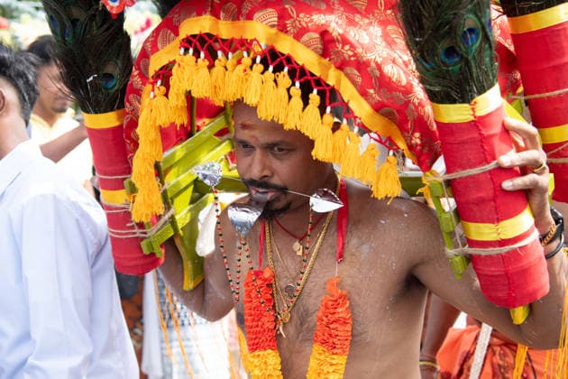 busswillige Taenzer , Kavadi, fuehren die Prozession,mit der Goettin Kmadchi an, Hinduistisches Tempelfest in Hamm, Sri Kamadchi Ampal Tempels in Hamm-Uentrop, 26.07.2026 *** Penitent dancers, known as Kavadi, lead the procession carrying the goddess Kamadchi at the Hindu temple festival in Hamm, at the Sri Kamadchi Ampal Temple in Hamm-Uentrop, July 26, 2026
