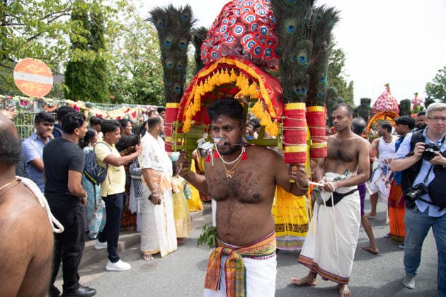 busswillige Taenzer , Kavadi, fuehren die Prozession,mit der Goettin Kmadchi an, Hinduistisches Tempelfest in Hamm, Sri Kamadchi Ampal Tempels in Hamm-Uentrop, 26.07.2026 *** Penitent dancers, known as Kavadi, lead the procession carrying the goddess Kamadchi. Hindu temple festival in Hamm, at the Sri Kamadchi Ampal Temple in Hamm-Uentrop, July 26, 2026