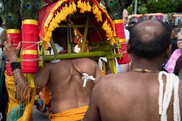 busswillige Taenzer , Kavadi, fuehren die Prozession,mit der Goettin Kmadchi an, Hinduistisches Tempelfest in Hamm, Sri Kamadchi Ampal Tempels in Hamm-Uentrop, 26.07.2026 *** Penitent dancers, known as Kavadi, lead the procession carrying the goddess Kamadchi at the Hindu temple festival in Hamm, at the Sri Kamadchi Ampal Temple in Hamm-Uentrop, July 26, 2026