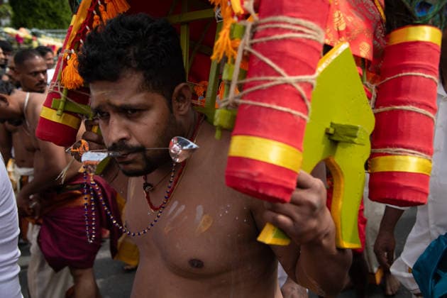 busswillige Taenzer , Kavadi, fuehren die Prozession,mit der Goettin Kmadchi an, Hinduistisches Tempelfest in Hamm, Sri Kamadchi Ampal Tempels in Hamm-Uentrop, 26.07.2026 *** Penitent dancers, known as Kavadi, lead the procession carrying the goddess Kamadchi at the Hindu temple festival in Hamm, at the Sri Kamadchi Ampal Temple in Hamm-Uentrop, July 26, 2026