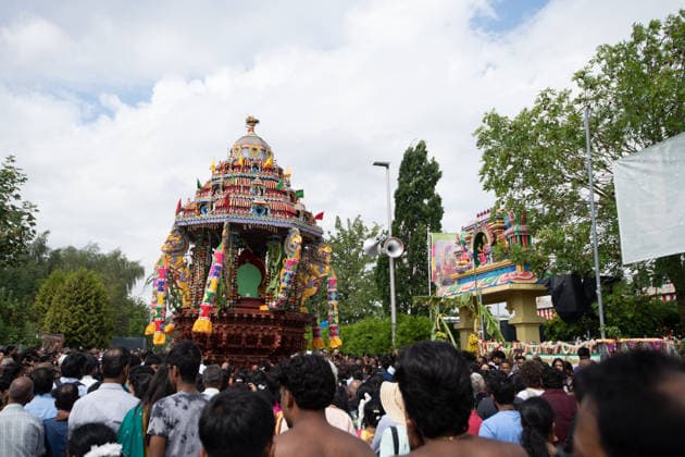 Der Schrein der Goettin Kmadchi waehrend der Prozession, im Hintergrund der Sri Kamadchi Ampal Tempel in Hamm-Uentrop, Hinduistisches Tempelfest in Hamm, Sri Kamadchi Ampal Tempels in Hamm-Uentrop, 26.07.2026 *** The shrine of the goddess Kmadchi during the procession, with the Sri Kamadchi Ampal Temple in Hamm-Uentrop in the background; Hindu temple festival in Hamm; Sri Kamadchi Ampal Temple in Hamm-Uentrop, July 26, 2026