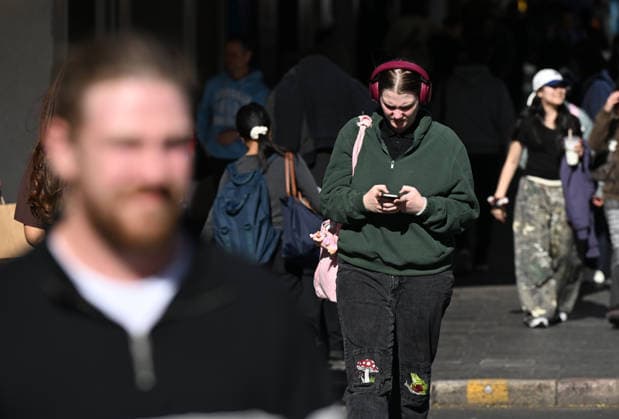 NATIONAL AUSALERT TEST, A person is seen checking their phone after the test of the National AusAlert system in Brisbane, Monday, July 27, 2026. ( NO ARCHIVING BRISBANE QUEENSLAND AUSTRALIA  Copyright: xDARRENxENGLANDx 20260727196364652664