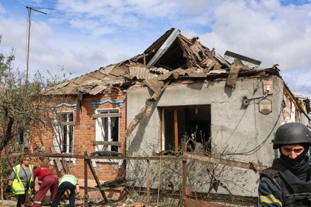 Municipal workers in safety vests remove debris outside a private house in the Slobidskyi district, destroyed by a direct hit from a Russian S8000 Banderol cruise missile, Kharkiv, Ukraine, July 26, 2026. A 40-year-old woman was killed in the attack, and 12 people were injured. In total, at least 22 private houses and power lines were damaged in the district. (Photo by Viacheslav Madiievskyi Ukrinform) Russians strike residential area in Kharkiv with Banderol missile  Copyright: xViacheslavxMadiievskyix