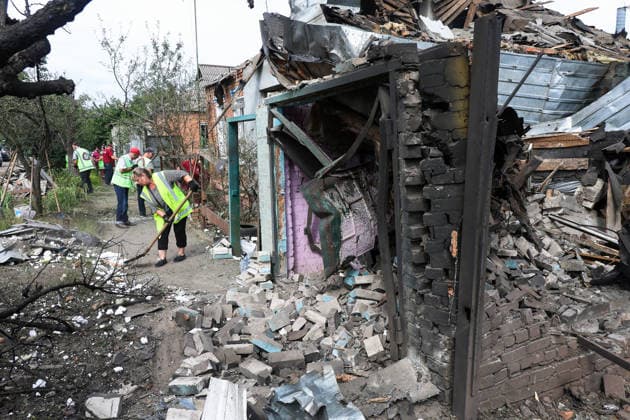 Municipal workers in safety vests remove debris outside a private house in the Slobidskyi district, destroyed by a direct hit from a Russian S8000 Banderol cruise missile, Kharkiv, Ukraine, July 26, 2026. A 40-year-old woman was killed in the attack, and 12 people were injured. In total, at least 22 private houses and power lines were damaged in the district. (Photo by Viacheslav Madiievskyi Ukrinform) Russians strike residential area in Kharkiv with Banderol missile  Copyright: xViacheslavxMadiievskyix
