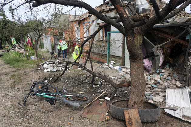 Municipal workers in safety vests remove debris outside a private house in the Slobidskyi district, destroyed by a direct hit from a Russian S8000 Banderol cruise missile, Kharkiv, Ukraine, July 26, 2026. A 40-year-old woman was killed in the attack, and 12 people were injured. In total, at least 22 private houses and power lines were damaged in the district. (Photo by Viacheslav Madiievskyi Ukrinform) Russians strike residential area in Kharkiv with Banderol missile  Copyright: xViacheslavxMadiievskyix