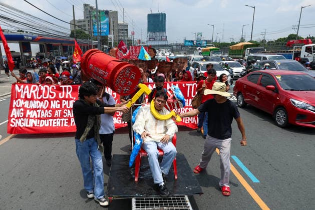 Groups protest as Philippine President Marcos delivers national address in Congress QUEZON CITY, PHILIPPINES - JULY 27: Protesters mocking Philippine President Ferdinand Bongbong Marcos Jr. march towards the House of Representatives, as President Marcos will deliver his State of the Nation address at the congress, in Quezon City, Metro Manila, Philippines, on July 27, 2026. The President s national address is expected to touch on an array of international and domestic issues, including South China Sea disputes, Manila s ties with the United States and China, and the impacts of U.S.-Iran conflict on energy supplies and prices. Daniel Ceng Anadolu Quezon City Philippines. Editorial use only. Please get in touch for any other usage.  Copyright: x2026xAnadoluxDanielxCengx