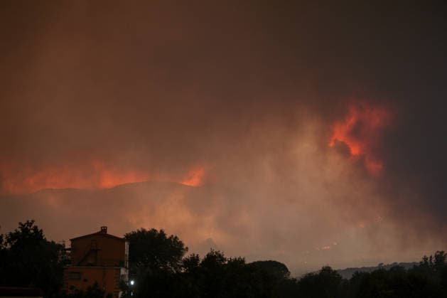 Forest Fires In La Adrada Avila, Spain A forest fire burns in La Adrada, Avila province, Spain, on an July 26, 2026. The Tietar Valley area and the surroundings of La Adrada (Avila) are affected by a joint forest fire crisis between the province of Avila and the Sierra Oeste region of Madrid. La Adrada - Avila MADRID Spain  Copyright: xDavidxCanalesx originalFilename: canalescarvajal-forestfi260725_npoyE.jpg
