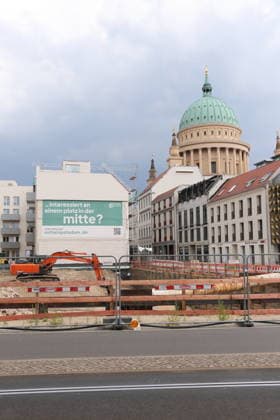Die Baustelle für das neue Wohn- und Geschäftsviertel am Alten Markt in Potsdam, 26. Juli 2026. Hinten die Nikolaikirche. Baustelle Alter Markt Potsdam *** The construction site for the new residential and commercial district at the Alter Markt in Potsdam, July 26, 2026. In the background is St. Nicholas Church. Construction site at the Alter Markt in Potsdam