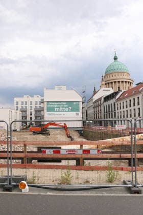 Die Baustelle für das neue Wohn- und Geschäftsviertel am Alten Markt in Potsdam, 26. Juli 2026. Hinten die Nikolaikirche. Baustelle Alter Markt Potsdam *** The construction site for the new residential and commercial district at the Alter Markt in Potsdam, July 26, 2026. In the background is St. Nicholas Church. Construction site at the Alter Markt in Potsdam