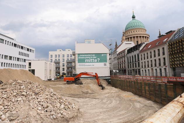 Die Baustelle für das neue Wohn- und Geschäftsviertel am Alten Markt in Potsdam, 26. Juli 2026. Hinten die Nikolaikirche. Baustelle Alter Markt Potsdam *** The construction site for the new residential and commercial district at the Alter Markt in Potsdam, July 26, 2026. In the background is St. Nicholas Church. Construction site at the Alter Markt in Potsdam