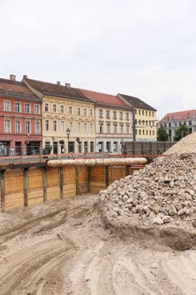 Die Baustelle für das neue Wohn- und Geschäftsviertel am Alten Markt in Potsdam, 26. Juli 2026. Baustelle Alter Markt Potsdam *** The construction site for the new residential and commercial district at the Alter Markt in Potsdam, July 26, 2026 Construction Site at the Alter Markt in Potsdam