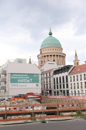 Die Baustelle für das neue Wohn- und Geschäftsviertel am Alten Markt in Potsdam, 26. Juli 2026. Hinten die Nikolaikirche. Baustelle Alter Markt Potsdam *** The construction site for the new residential and commercial district at the Alter Markt in Potsdam, July 26, 2026. In the background is St. Nicholas Church. Construction site at the Alter Markt in Potsdam