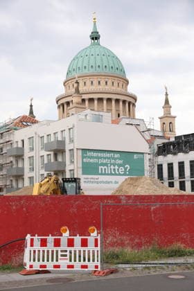 Die Baustelle für das neue Wohn- und Geschäftsviertel am Alten Markt in Potsdam, 26. Juli 2026. Hinten die Nikolaikirche. Baustelle Alter Markt Potsdam *** The construction site for the new residential and commercial district at the Alter Markt in Potsdam, July 26, 2026. In the background is St. Nicholas Church. Construction site at the Alter Markt in Potsdam