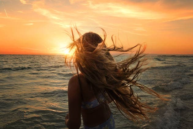 Girl s hair blows in the wind at sunset Anna Maria, Florida, United States CR_JOKU260723A-2087142-01 ,model released, Symbolfoto ,property released