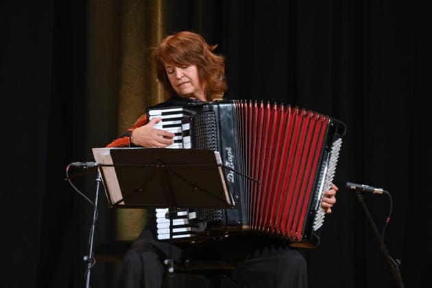 Maria ReiterLesung aus Loriots Szenen einer Ehe mit Senta Berger und Friedrich von Thun, im Toscana Congress in Gmunden, im Rahmen der Salzkammergut Festwochen Gmunden, fotografiert am 26.07.26. Das Bild zeigt die die Lesung begleitende Harmonikaspielerin 2026 - Lesung aus Loriots Szenen einer Ehe mit Senta Berger und Friedrich von Thun, im Toscana Congress in Gmunden, im Rahmen der Salzkammergut Festwochen Gmunden, am 26.07.26 *** Maria Reiter: Reading from Loriot’s *Scenes from a Marriage* with Senta Berger and Friedrich von Thun, at the Toscana Congress in Gmunden, as part of the Salzkammergut Festival Weeks in Gmunden, photographed on July 26, 2026. The photo shows the accordionist accompanying the reading. 2026 Reading from Loriot