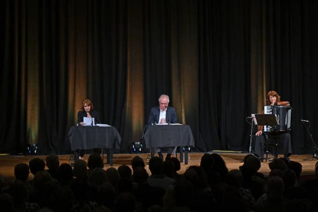 Lesung aus Loriots Szenen einer Ehe mit Senta Berger und Friedrich von Thun, im Toscana Congress in Gmunden, im Rahmen der Salzkammergut Festwochen Gmunden, fotografiert am 26.07.26. Das Bild zeigt die Schauspieler Senta Berger und Friedrich von Thun während ihrer Lesung und die, die Lesung begleitende Harmonikaspielerin Maria Reiter 2026 - Lesung aus Loriots Szenen einer Ehe mit Senta Berger und Friedrich von Thun, im Toscana Congress in Gmunden, im Rahmen der Salzkammergut Festwochen Gmunden, am 26.07.26 *** Reading from Loriot’s *Scenes from a Marriage* with Senta Berger and Friedrich von Thun, at the Toscana Congress in Gmunden, as part of the Salzkammergut Festwochen Gmunden, photographed on July 26, 2026. The photo shows actors