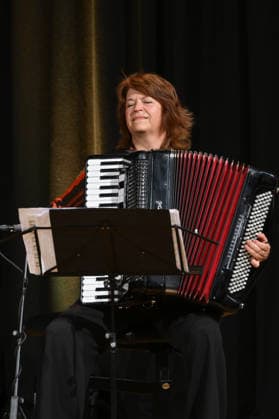 Lesung aus Loriots Szenen einer Ehe mit Senta Berger und Friedrich von Thun, im Toscana Congress in Gmunden, im Rahmen der Salzkammergut Festwochen Gmunden, fotografiert am 26.07.26. Das Bild zeigt die die Lesung begleitende Harmonikaspielerin Maria Reiter 2026 - Lesung aus Loriots Szenen einer Ehe mit Senta Berger und Friedrich von Thun, im Toscana Congress in Gmunden, im Rahmen der Salzkammergut Festwochen Gmunden, am 26.07.26 *** Reading from Loriot’s *Scenes from a Marriage* with Senta Berger and Friedrich von Thun, at the Toscana Congress in Gmunden, as part of the Salzkammergut Festwochen Gmunden, photographed on July 26, 2026. The photo shows Maria Reiter, the accordionist accompanying the reading, in 2026. Reading from Loriot’s