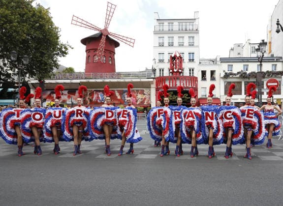 Tour de France cyclists pass by the Moulin Rouge during the final stage in Paris on July 26, 2026. The Moulin Rouge dancers perform before the Tour de France cyclists pass by. On this exceptional occasion, the famous Moulin Rouge dancers step out in front of the cabaret to put on a unique show. Dressed in their flamboyant tricolor costumes, they perform their iconic French Cancan to cheer on the cyclists as they enter the final stretch of their epic journey Marc Ausset Lacroix Bestimage Tour de France riders passing the Moulin Rouge during the final stage in Paris on July 26, 2026—Moulin Rouge dancers perform before the riders pass by For this special occasion, the famous Moulin Rouge dancers step out in front of the cabaret to put on a un  Copyright: xMarcxAussetxLacroixx xBestimagexMarcxAussetxLacroixx xBestimagex
