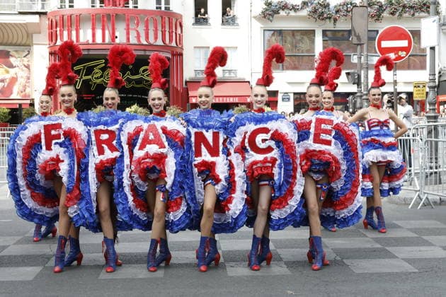 Tour de France cyclists pass by the Moulin Rouge during the final stage in Paris on July 26, 2026. The Moulin Rouge dancers perform before the Tour de France cyclists pass by. On this exceptional occasion, the famous Moulin Rouge dancers step out in front of the cabaret to put on a unique show. Dressed in their flamboyant tricolor costumes, they perform their iconic French Cancan to cheer on the cyclists as they enter the final stretch of their epic journey Marc Ausset Lacroix Bestimage Tour de France riders passing the Moulin Rouge during the final stage in Paris on July 26, 2026—Moulin Rouge dancers perform before the riders pass by For this special occasion, the famous Moulin Rouge dancers step out in front of the cabaret to put on a un  Copyright: xMarcxAussetxLacroixx xBestimagexMarcxAussetxLacroixx xBestimagex