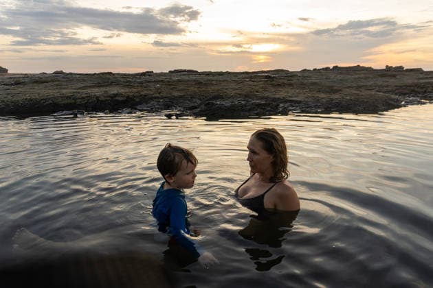 Mother and son talking in a rocky tide pool at sunset Nosara, Guanacaste Province, Costa Rica CR_XICZ260724-2074412-01 ,model released, Symbolfoto ,property released