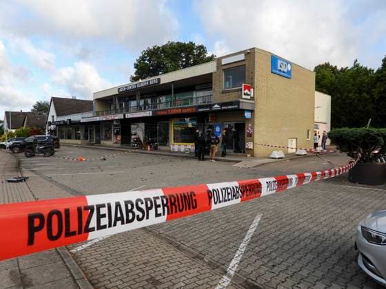 CNTV GELDAUTOMAT - Geldautomat gesprengt Tresortuer fliegt ca 15 Meter weit weg Tatort Glinde Schleswig-Holstein am 27.07.2026 Spurensicherung sammelt Geldscheine ein Am Montagmorgen gehen 4:30 Uhr haben Unbekannte in Glinde einen Geldautomaten gesprengt. Der Automat befand sich an der Möllner Landstraße Beim Eintreffen der Einsatzkräfte bot sich ein Bild der Verwüstung: Der Geldautomat war vollständig zerstört, Trümmerteile lagen weiträumig verstreut vor dem Gebäude. Die Polizei sicherte den Bereich ab, während Spezialisten der Spurensicherung ihre Arbeit aufnahmen Schleswig-Holstein Deutschland *** CNTV ATM ATM Blown Up; Vault Door Flung About 15 Meters Away; Scene of the Crime: Glinde, Schleswig-Holstein, on July 27, 2026; F