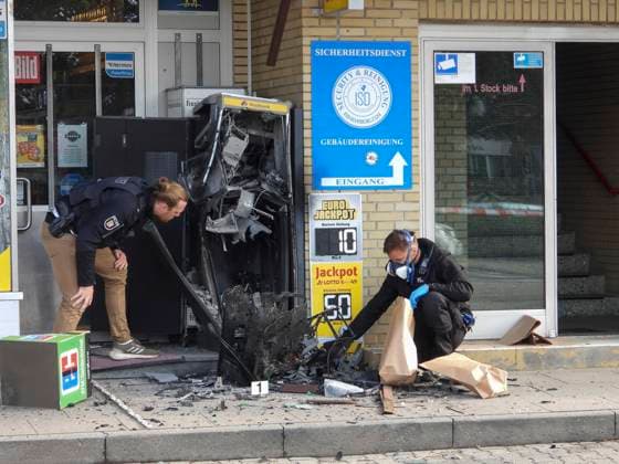 CNTV GELDAUTOMAT - Geldautomat gesprengt Tresortuer fliegt ca 15 Meter weit weg Tatort Glinde Schleswig-Holstein am 27.07.2026 Spurensicherung sammelt Geldscheine ein Am Montagmorgen gehen 4:30 Uhr haben Unbekannte in Glinde einen Geldautomaten gesprengt. Der Automat befand sich an der Möllner Landstraße Beim Eintreffen der Einsatzkräfte bot sich ein Bild der Verwüstung: Der Geldautomat war vollständig zerstört, Trümmerteile lagen weiträumig verstreut vor dem Gebäude. Die Polizei sicherte den Bereich ab, während Spezialisten der Spurensicherung ihre Arbeit aufnahmen Schleswig-Holstein Deutschland *** CNTV ATM ATM Blown Up; Vault Door Flung About 15 Meters Away; Scene of the Crime: Glinde, Schleswig-Holstein, on July 27, 2026; F