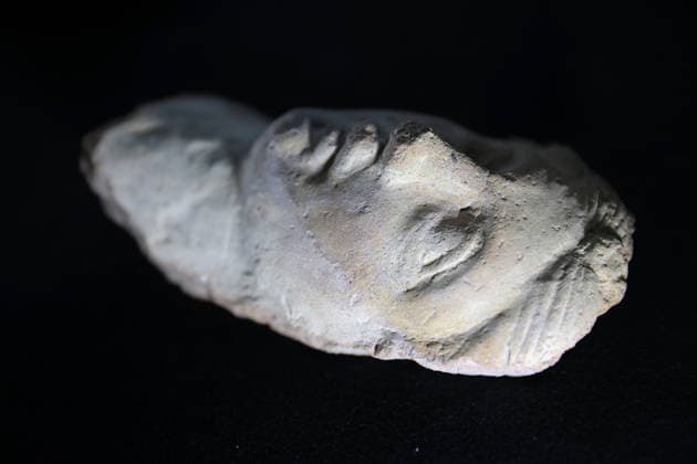 Gold amulet, ancient seal unearthed at Turkmen Karahoyuk excavation in Turkiye s Konya KONYA, TURKIYE - JULY 26: A figurine fragment unearthed during archaeological excavations at the Turkmen Karahoyuk archaeological site in the Cumra district of Konya, Turkiye, is displayed on July 26, 2026. During the ongoing excavations, archaeologists also uncovered a 3,500-year-old seal inscribed with Luwian hieroglyphs and a gold amulet dating to the Roman period. Serhat Cetinkaya Anadolu Konya Turkey. Editorial use only. Please get in touch for any other usage.  Copyright: x2026xAnadoluxSerhatxCetinkayax