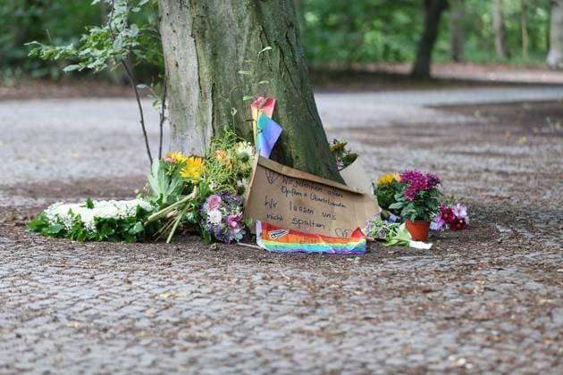 Berlin, Deutschland, 27.07.2026: Auto fährt bei CSD in Menschenmenge: Am Tatort haben Menschen Blumen niedergelegt, auf einem Schild steht Wir lassen uns nicht spalten *** Berlin, Germany, July 27, 2026: Car Plows Into Crowd at CSD. People have laid flowers at the scene; a sign reads, We Will Not Be Divided. Copyright: xdtsxNachrichtenagenturx dts_128617
