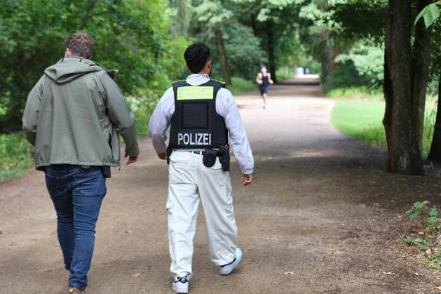 Berlin, Deutschland, 27.07.2026: Auto fährt bei CSD in Menschenmenge: Auch am zweiten Tag nach dem Anschlag sind noch immer Polizei und Spurensicherung im Park unterwegs. *** Berlin, Germany, July 27, 2026: Car Plows Into Crowd at CSD; Police and Forensic Teams Are Still on the Scene in the Park on the Second Day After the Attack Copyright: xdtsxNachrichtenagenturx dts_128619