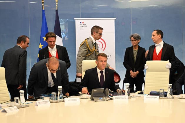 French President Emmanuel Macron attends an interministerial meeting on the response to the wildfires in southwestern France at the French Ministry of the Interior in Beauvau, Paris, on July 27, 2026. Christophe Saidi, Pool Bestimage, PARIS, France  Copyright: xChristophexSaÃ¯di Pool BestimagexChristophexSaÃ¯di Pool Bestimagex
