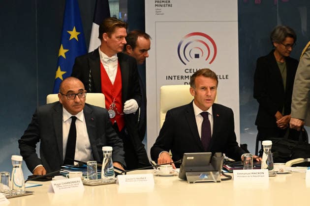 French President Emmanuel Macron and Interior Minister Laurent Nunez attend an interministerial meeting on the response to the wildfires in southwestern France at Place Beauvau, French Ministry of the Interior, Paris, France. Photo by Christophe Saidi, Pool Bestimage, PARIS, France  Copyright: xChristophexSaÃ¯di Pool BestimagexChristophexSaÃ¯di Pool Bestimagex