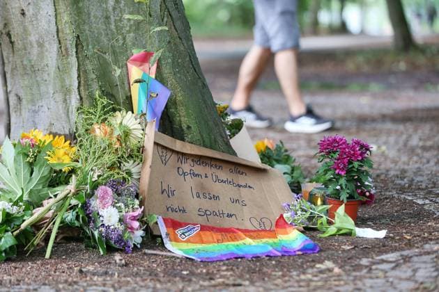 Berlin, Deutschland, 27.07.2026: Auto fährt bei CSD in Menschenmenge: Am Tatort haben Menschen Blumen niedergelegt, auf einem Schild steht Wir lassen uns nicht spalten *** Berlin, Germany, July 27, 2026: Car Plows Into Crowd at CSD. People have laid flowers at the scene; a sign reads, We Will Not Be Divided. Copyright: xdtsxNachrichtenagenturx dts_128622