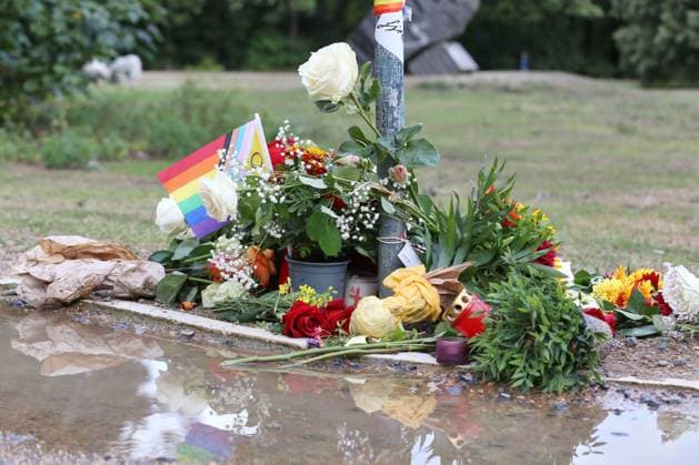 Berlin, Deutschland, 27.07.2026: Auto fährt bei CSD in Menschenmenge: Am Tatort haben Menschen Blumen niedergelegt. *** Berlin, Germany, July 27, 2026: Car Plows Into Crowd at CSD; People Have Laid Flowers at the Scene Copyright: xdtsxNachrichtenagenturx dts_128623