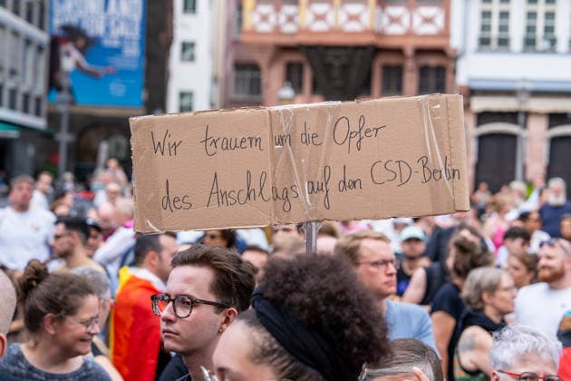 Nach dem tödlichen Anschlag in Berlin: Frankfurt lädt zu Mahnwache und Gedenkminute für die Opfer am Römerberg ein - Trauerlauf durch Frankfurt und Schweige Minute (O-TON) 7aIMG: 0567420 Nach dem tödlichen Anschlag in Berlin: Frankfurt lädt zu Mahnwache und Gedenkminute für die Opfer am Römerberg einHessen, Frankfurt am Main, Deutschland *** Following the deadly attack in Berlin, Frankfurt invites the public to a vigil and a moment of silence for the victims at the Römerberg. A memorial run through Frankfurt and a moment of silence. O TON 7aIMG 0567420 Following the deadly attack in Berlin, Frankfurt invites the public to a vigil and a moment of silence for the victims at the Römerberg. Hesse, Frankfurt am Main, Germany Copyright: 7aktuell.dex xVincentxB. 0567420 20260726_7a_MAHNWACHEFRANKFURTBERLINANSCHLAG_567420
