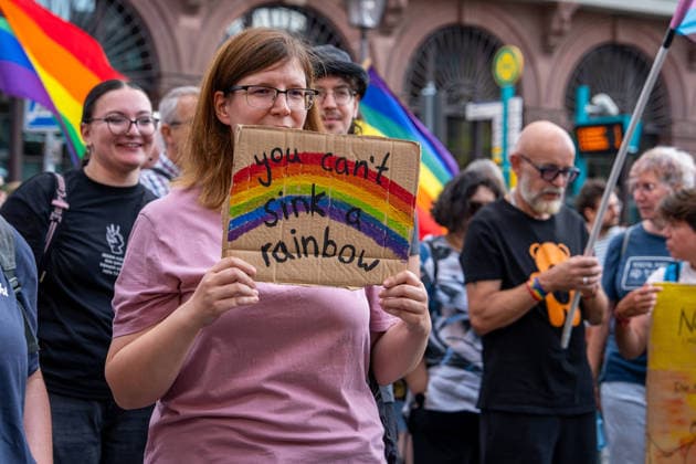 Nach dem tödlichen Anschlag in Berlin: Frankfurt lädt zu Mahnwache und Gedenkminute für die Opfer am Römerberg ein - Trauerlauf durch Frankfurt und Schweige Minute (O-TON) 7aIMG: 0567430 Nach dem tödlichen Anschlag in Berlin: Frankfurt lädt zu Mahnwache und Gedenkminute für die Opfer am Römerberg einHessen, Frankfurt am Main, Deutschland *** Following the deadly attack in Berlin, Frankfurt invites the public to a vigil and a minute of silence for the victims at the Römerberg. A memorial run through Frankfurt and a minute of silence. O TON 7aIMG 0567430 Following the deadly attack in Berlin, Frankfurt invites the public to a vigil and a minute of silence for the victims at the Römerberg. Hesse, Frankfurt am Main, Germany Copyright: 7aktuell.dex xVincentxB. 0567430 20260726_7a_MAHNWACHEFRANKFURTBERLINANSCHLAG_567430