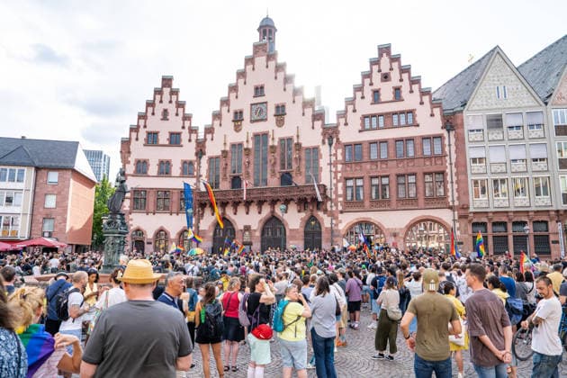 Nach dem tödlichen Anschlag in Berlin: Frankfurt lädt zu Mahnwache und Gedenkminute für die Opfer am Römerberg ein - Trauerlauf durch Frankfurt und Schweige Minute (O-TON) 7aIMG: 0567436 Nach dem tödlichen Anschlag in Berlin: Frankfurt lädt zu Mahnwache und Gedenkminute für die Opfer am Römerberg einHessen, Frankfurt am Main, Deutschland *** Following the deadly attack in Berlin, Frankfurt invites the public to a vigil and a moment of silence for the victims at the Römerberg. A memorial run through Frankfurt and a moment of silence. O TON 7aIMG 0567436 Following the deadly attack in Berlin, Frankfurt invites the public to a vigil and a moment of silence for the victims at the Römerberg. Hesse, Frankfurt am Main, Germany Copyright: 7aktuell.dex xVincentxB. 0567436 20260726_7a_MAHNWACHEFRANKFURTBERLINANSCHLAG_567436