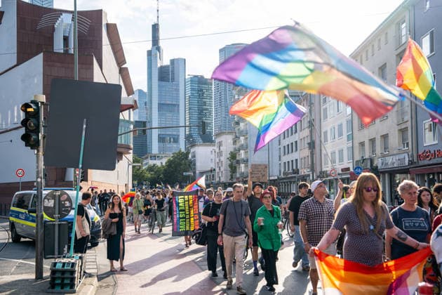 Nach dem tödlichen Anschlag in Berlin: Frankfurt lädt zu Mahnwache und Gedenkminute für die Opfer am Römerberg ein - Elitepolizisten beschützen Veranstaltung - Trauerlauf durch Frankfurt (O-TON) 7aIMG: 0567442 Nach dem tödlichen Anschlag in Berlin: Frankfurt lädt zu Mahnwache und Gedenkminute für die Opfer am Römerberg einHessen, Frankfurt am Main, Deutschland *** Following the deadly attack in Berlin, Frankfurt invites the public to a vigil and a minute of silence for the victims at the Römerberg. Elite police officers are protecting the event. A memorial run through Frankfurt. O TON 7aIMG 0567442 Following the deadly attack in Berlin, Frankfurt invites the public to a vigil and a minute of silenceminute of silence for the victims at the Copyright: 7aktuell.dex xVincentxB. 0567442 20260726_7a_MAHNWACHEFRANKFURTBERLINANSCHLAG_567442