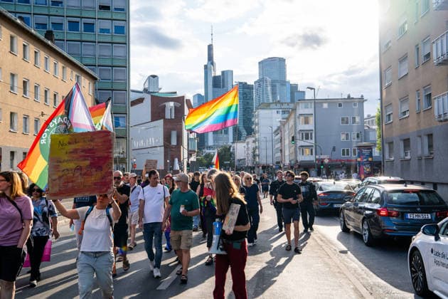 Nach dem tödlichen Anschlag in Berlin: Frankfurt lädt zu Mahnwache und Gedenkminute für die Opfer am Römerberg ein - Elitepolizisten beschützen Veranstaltung - Trauerlauf durch Frankfurt (O-TON) 7aIMG: 0567443 Nach dem tödlichen Anschlag in Berlin: Frankfurt lädt zu Mahnwache und Gedenkminute für die Opfer am Römerberg einHessen, Frankfurt am Main, Deutschland *** Following the deadly attack in Berlin, Frankfurt invites the public to a vigil and a minute of silence for the victims at the Römerberg. Elite police officers are protecting the event. A memorial run through Frankfurt. O TON 7aIMG 0567443 Following the deadly attack in Berlin, Frankfurt invites the public to a vigil and a minute of silenceminute of silence for the victims at the Copyright: 7aktuell.dex xVincentxB. 0567443 20260726_7a_MAHNWACHEFRANKFURTBERLINANSCHLAG_567443
