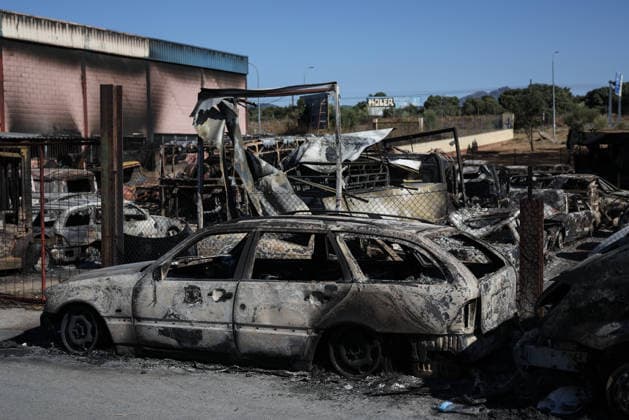 The wildfire in Madrid’s Sierra Oeste slowed its spread overnight, though it has not yet been brought under control. Several cars were burned, as of July 27, 2026, in Chapinería, Madrid, Spain. The wildfires affecting the Community of Madrid have slowed their spread overnight, a development that has allowed firefighting crews to tackle the various hotspots; however, the fire remains active and uncontrolled, and there is concern that wind gusts of up to 30 kilometers per hour forecast for today will complicate firefighting efforts on July 27, 2026. Alejandro Martínez Vé, Madrid, Madrid, Spain  Copyright: xAlejandroxMartinezxVÃ lezx 7689263