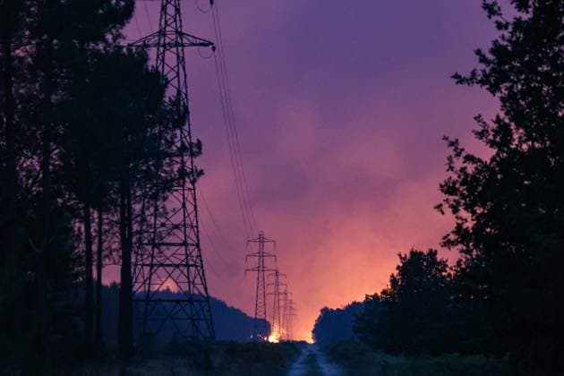 Wildfires in Gironde: The fire front overnight in Saint-Jean-d Illac PHOTOPQR SUD OUEST Photo by Fabien Cottereau Saint-Jean-d Illac July 27, 2026 Wildfires in Gironde: The fire front stretched 4 km overnight in Saint-Jean-d Illac, Gironde wildfires – The fire front overnight in Saint-Jean-d’Illac, July 27, 2026, Saint-Jean-d’Illac, Gironde, France  Copyright: xPHOTOPQR SUDxOUEST MAXPPPxPhotoxFabienxCottereaux 20260727SDO4098 20260727SDO4098