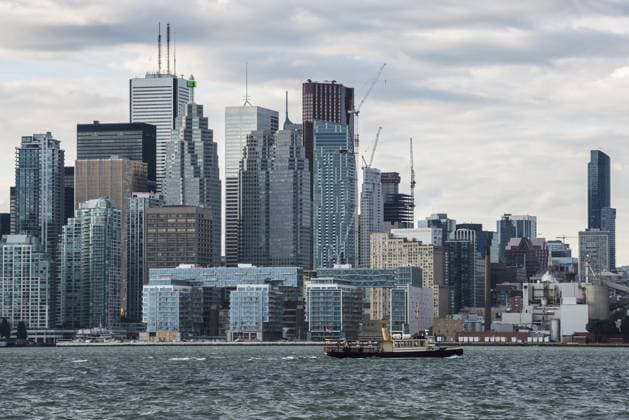 Ein kleines Schiff bringt Touristen von Algonquin Island zu den Wolkenkratzern der Altstadt von Toronto in Kanada A small ship carries tourists from Algonquin Island to the Old Toronto skyscrapers, Canada Copyright: imageBROKER áõ ibxiqx18470074.jpg