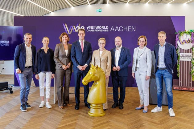 27.07.2026. Düsseldorf. (l-r): Michael Mronz, Regine Mispelkamp, Stefanie Peters, Hendrik Wüst, Isabell Werth, Dr. Michael Ziemons, Birgit Rosenberg und Henrik von Eckermann beim Pressegespräch zur Reit WM 2026 in Aachen. Vom 11. bis 23. August 2026 verwandelt sich der Allianz Park Aachen für die FEI World Championships in eine Bühne für Gold, Silber und Bronze in sechs Disziplinen. Die Stadt Aachen und ganz Nordrhein-Westfalen sind Gastgeber für Athletinnen und Athleten aus mehr als 60 Nationen und über eine halbe Millionen Besucherinnen und Besucher. Erstmals wird auch der Para-Reitsport bei einer Reit-Weltmeisterschaft integriert. Düsseldorf Staatskanzlei, Horionplatz 1 Nordrhein-Westfalen Deutschland *** July 27, 2026, Düsseld
