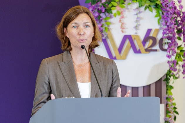 27.07.2026. Düsseldorf. Die Präsidentin des Aufsichtsrat vom Aachen-Laurensberger Rennverein e.V. (ALRV) Stefanie Peters beim Pressegespräch zur Reit WM 2026 in Aachen. Vom 11. bis 23. August 2026 verwandelt sich der Allianz Park Aachen für die FEI World Championships in eine Bühne für Gold, Silber und Bronze in sechs Disziplinen. Die Stadt Aachen und ganz Nordrhein-Westfalen sind Gastgeber für Athletinnen und Athleten aus mehr als 60 Nationen und über eine halbe Millionen Besucherinnen und Besucher. Erstmals wird auch der Para-Reitsport bei einer Reit-Weltmeisterschaft integriert. Düsseldorf Staatskanzlei, Horionplatz 1 Nordrhein-Westfalen Deutschland *** July 27, 2026, Düsseldorf: Stefanie Peters, Chairwoman of the Supervisory B