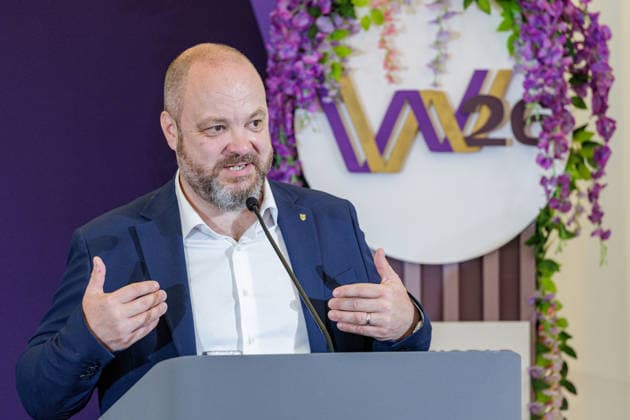 27.07.2026. Düsseldorf. Der Oberbürgermeister der Stadt Aachen Dr. Michael Ziemons beim Pressegespräch zur Reit WM 2026 in Aachen. Vom 11. bis 23. August 2026 verwandelt sich der Allianz Park Aachen für die FEI World Championships in eine Bühne für Gold, Silber und Bronze in sechs Disziplinen. Die Stadt Aachen und ganz Nordrhein-Westfalen sind Gastgeber für Athletinnen und Athleten aus mehr als 60 Nationen und über eine halbe Millionen Besucherinnen und Besucher. Erstmals wird auch der Para-Reitsport bei einer Reit-Weltmeisterschaft integriert. Düsseldorf Staatskanzlei, Horionplatz 1 Nordrhein-Westfalen Deutschland *** July 27, 2026, Düsseldorf: Dr. Michael Ziemons, Mayor of Aachen, at a press conference for the 2026 World Equestr
