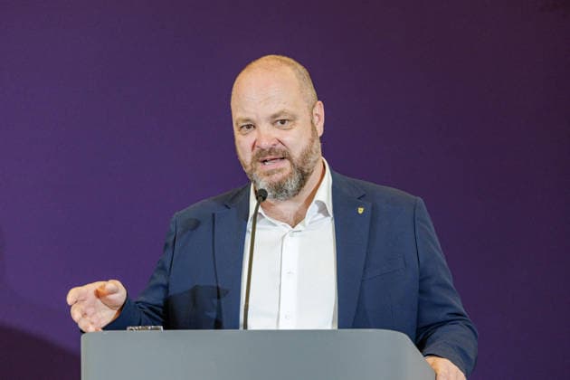 27.07.2026. Düsseldorf. Der Oberbürgermeister der Stadt Aachen Dr. Michael Ziemons beim Pressegespräch zur Reit WM 2026 in Aachen. Vom 11. bis 23. August 2026 verwandelt sich der Allianz Park Aachen für die FEI World Championships in eine Bühne für Gold, Silber und Bronze in sechs Disziplinen. Die Stadt Aachen und ganz Nordrhein-Westfalen sind Gastgeber für Athletinnen und Athleten aus mehr als 60 Nationen und über eine halbe Millionen Besucherinnen und Besucher. Erstmals wird auch der Para-Reitsport bei einer Reit-Weltmeisterschaft integriert. Düsseldorf Staatskanzlei, Horionplatz 1 Nordrhein-Westfalen Deutschland *** July 27, 2026, Düsseldorf: Dr. Michael Ziemons, Mayor of Aachen, at a press conference for the 2026 World Equestr