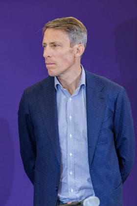 27.07.2026. Düsseldorf. Springreit-Weltmeister Henrik von Eckermann beim Pressegespräch zur Reit WM 2026 in Aachen. Vom 11. bis 23. August 2026 verwandelt sich der Allianz Park Aachen für die FEI World Championships in eine Bühne für Gold, Silber und Bronze in sechs Disziplinen. Die Stadt Aachen und ganz Nordrhein-Westfalen sind Gastgeber für Athletinnen und Athleten aus mehr als 60 Nationen und über eine halbe Millionen Besucherinnen und Besucher. Erstmals wird auch der Para-Reitsport bei einer Reit-Weltmeisterschaft integriert. Düsseldorf Staatskanzlei, Horionplatz 1 Nordrhein-Westfalen Deutschland *** July 27, 2026 Düsseldorf Show Jumping World Champion Henrik von Eckermann at a press conference for the 2026 World Equestrian Gam