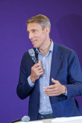 27.07.2026. Düsseldorf. Springreit-Weltmeister Henrik von Eckermann beim Pressegespräch zur Reit WM 2026 in Aachen. Vom 11. bis 23. August 2026 verwandelt sich der Allianz Park Aachen für die FEI World Championships in eine Bühne für Gold, Silber und Bronze in sechs Disziplinen. Die Stadt Aachen und ganz Nordrhein-Westfalen sind Gastgeber für Athletinnen und Athleten aus mehr als 60 Nationen und über eine halbe Millionen Besucherinnen und Besucher. Erstmals wird auch der Para-Reitsport bei einer Reit-Weltmeisterschaft integriert. Düsseldorf Staatskanzlei, Horionplatz 1 Nordrhein-Westfalen Deutschland *** July 27, 2026 Düsseldorf Show Jumping World Champion Henrik von Eckermann at a press conference for the 2026 World Equestrian Gam