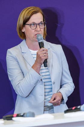 27.07.2026. Düsseldorf. Birgit Rosenberg, (Vorstandsmitglied ALRV) beim Pressegespräch zur Reit WM 2026 in Aachen. Vom 11. bis 23. August 2026 verwandelt sich der Allianz Park Aachen für die FEI World Championships in eine Bühne für Gold, Silber und Bronze in sechs Disziplinen. Die Stadt Aachen und ganz Nordrhein-Westfalen sind Gastgeber für Athletinnen und Athleten aus mehr als 60 Nationen und über eine halbe Millionen Besucherinnen und Besucher. Erstmals wird auch der Para-Reitsport bei einer Reit-Weltmeisterschaft integriert. Düsseldorf Staatskanzlei, Horionplatz 1 Nordrhein-Westfalen Deutschland *** July 27, 2026, Düsseldorf: Birgit Rosenberg, ALRV Board Member, at a press conference for the 2026 World Equestrian Games in Aache
