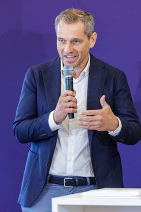 27.07.2026. Düsseldorf. Michael Mronz (Geschäftsführer der Aachener Reitturnier GmbH) beim Pressegespräch zur Reit WM 2026 in Aachen. Vom 11. bis 23. August 2026 verwandelt sich der Allianz Park Aachen für die FEI World Championships in eine Bühne für Gold, Silber und Bronze in sechs Disziplinen. Die Stadt Aachen und ganz Nordrhein-Westfalen sind Gastgeber für Athletinnen und Athleten aus mehr als 60 Nationen und über eine halbe Millionen Besucherinnen und Besucher. Erstmals wird auch der Para-Reitsport bei einer Reit-Weltmeisterschaft integriert. Düsseldorf Staatskanzlei, Horionplatz 1 Nordrhein-Westfalen Deutschland *** July 27, 2026, Düsseldorf—Michael Mronz, Managing Director of Aachener Reitturnier GmbH, at a press conferenc